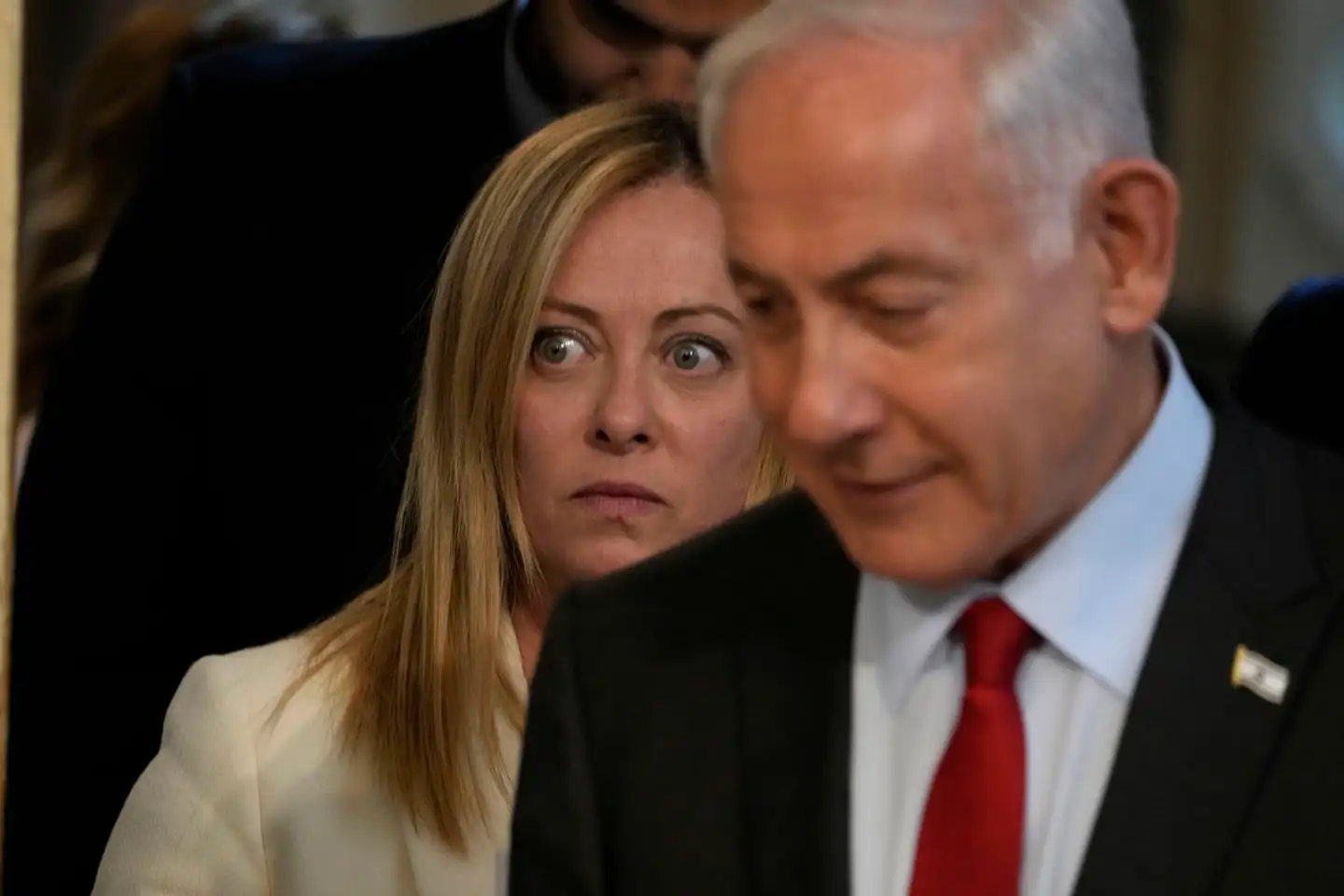 Italiens premierminister, Giorgia Meloni, ankommer til et pressemøde med sin israelske kollega, Benjamin Netanyahu, i marts sidste år. Stemningen var højspændt, da de to søndag diskuterede Israels angreb på FN-styrken i Libanon.