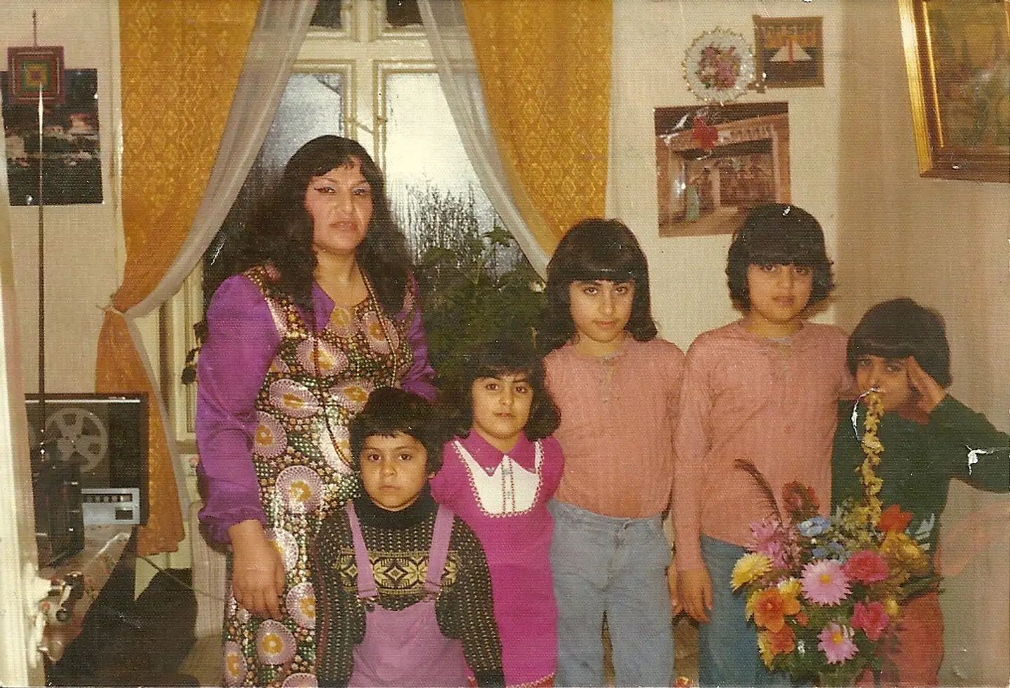 Da Naser Khader i gymnasiet for første gang blev udfordret på sin tro, stod det i skarp kontrast til, hvad han var vant til fra koranskolen. I koranskolen lærte han ikke at stille spørgsmålstegn og lærte desuden koranen udenad som 11-årig. På billedet ses han som 11-årig med sin mor og søskende.