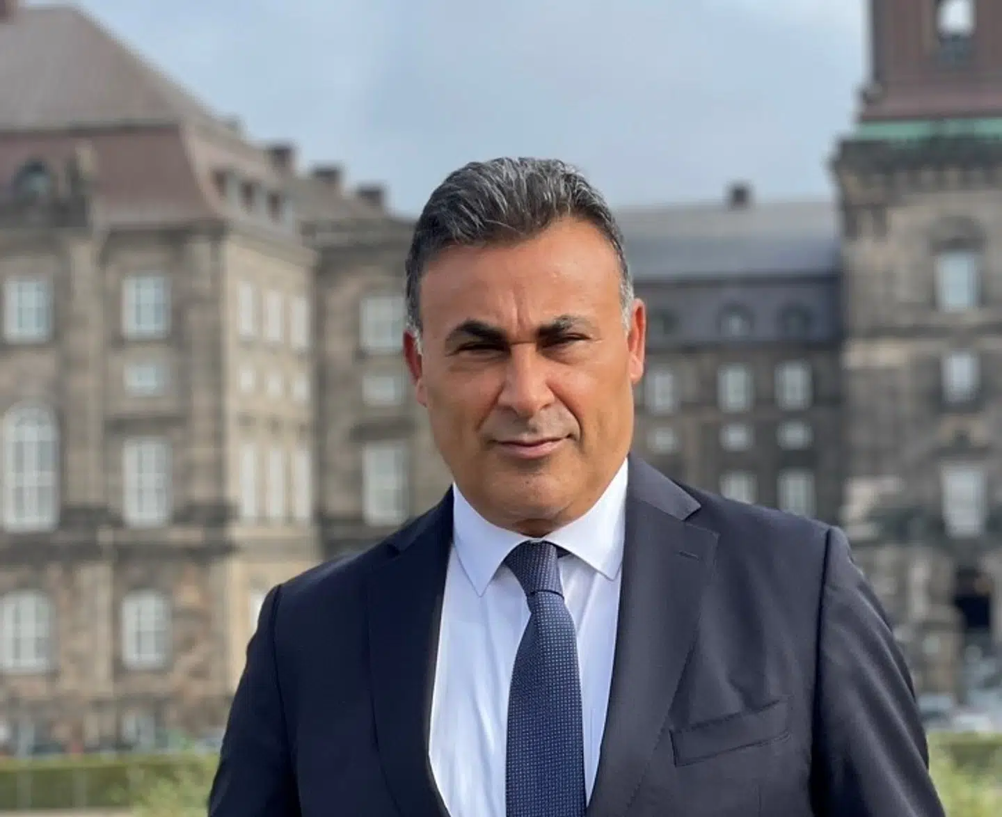 Naser Khader forlod Christiansborg som politiker i 2022. Her ses han foran Christiansborg på sin allersidste dag.