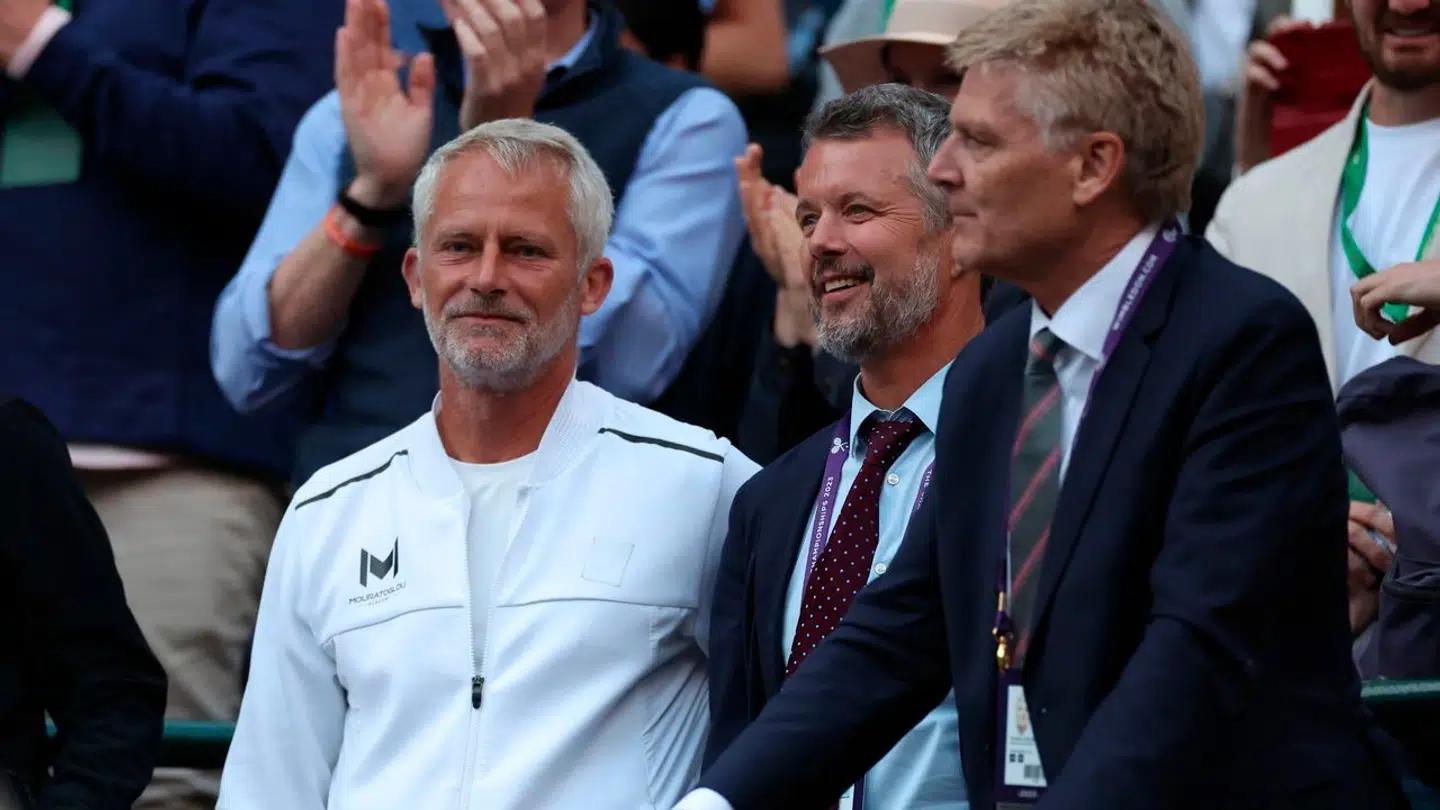 Lars Christensen (i hvidt) vender tilbage som træner for Holger Rune. Her er han i selskab med den daværende kronprins Frederik ved Wimbledon i 2023.