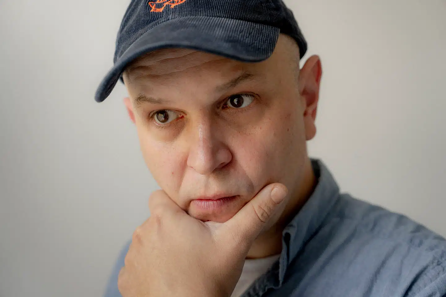 Der hænger palæstinensiske flag i vinduerne flere steder i København. Det mener Stefan Sløk-Madsen er ensidigt, og han har derfor købt et israelsk flag. som han flager med, når der er propalæstinensiske demonstrationer, hvor han bor.