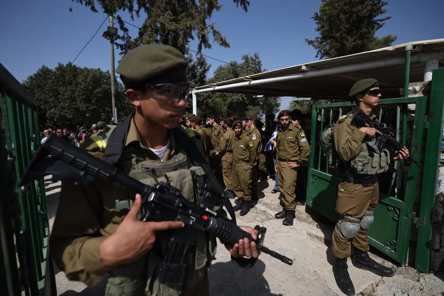 Israelske soldater ved begravelsen til en af de dræbte ved droneangrebet søndag mod en militærbase syd for havnebyen Haifa.