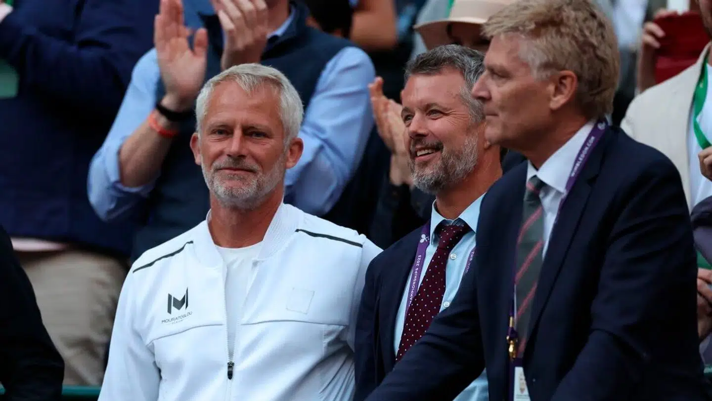 Lars Christensen - her med daværende kronprins Frederik ved Wimbledon 2023 - sætter samarbejdet med Tauson på pause for at træne Rune.
