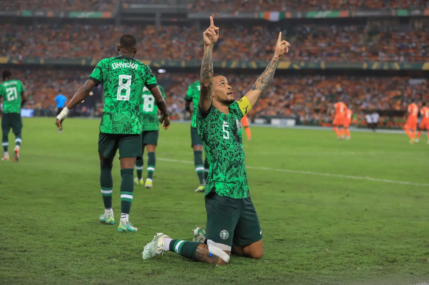 Nigeria og anfører William Troost-Ekong (nummer 5) boykotter tirsdagens kvalifikationskamp mod Libyen, efter det som Det Nigerianske Fodboldforbund kalder "umenneskelig behandling". (Arkivfoto.)
