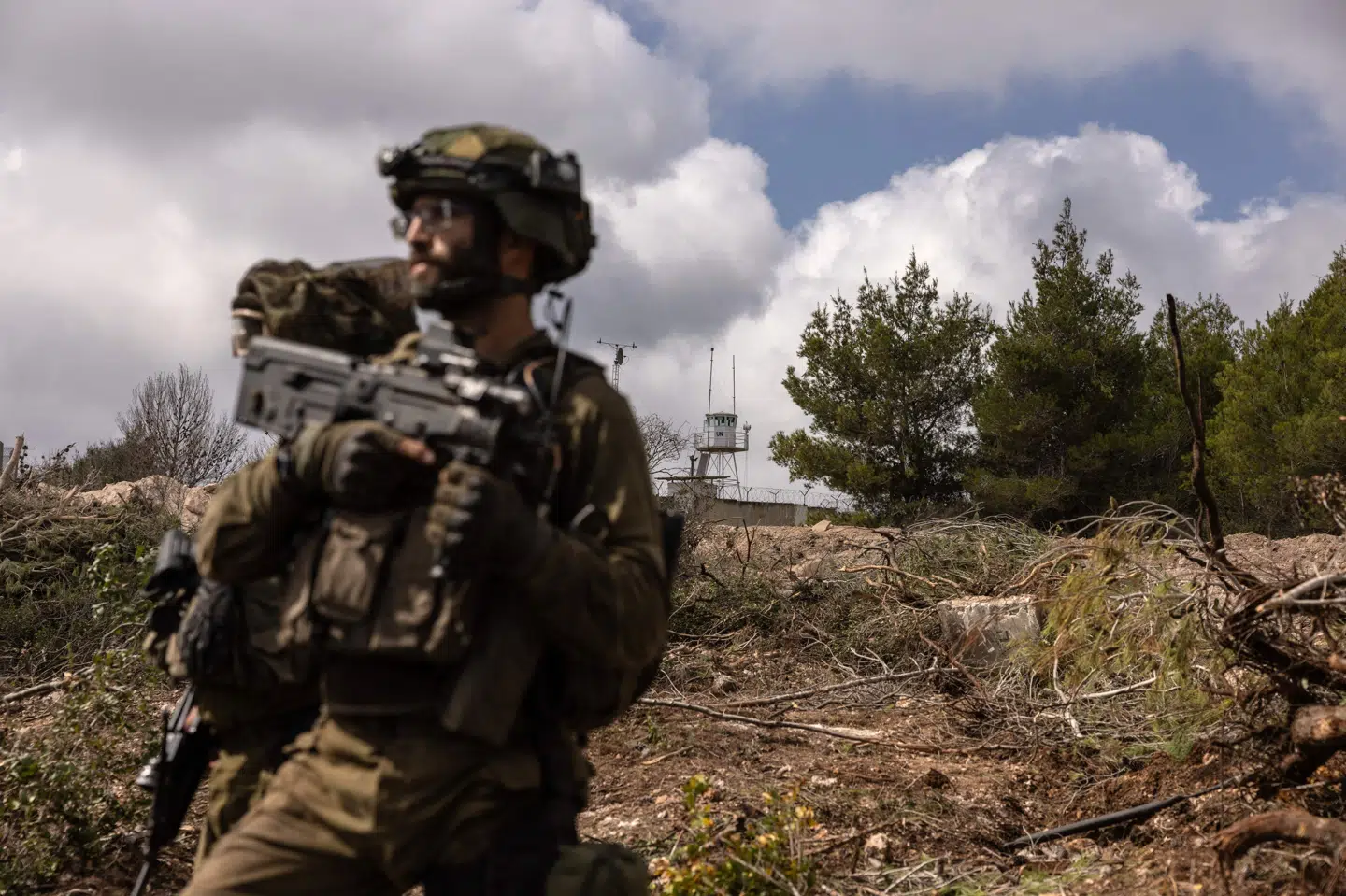 En israelsk soldat patruljerer nær en Unifil-stilling i Sydlibanon.