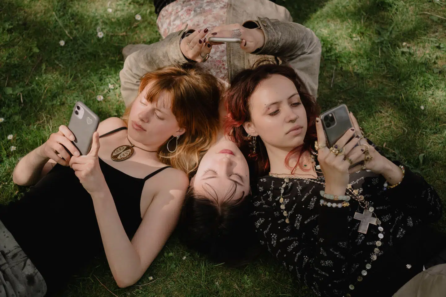 »Jeg køber ikke argumentet fra mange lærere, at det ikke kan lade sig gøre, fordi de unge holdes uden for, hvis ikke de er på sociale medier,« skriver Karen Marie Sandgren om at give børn mindre adgang til sociale medier.