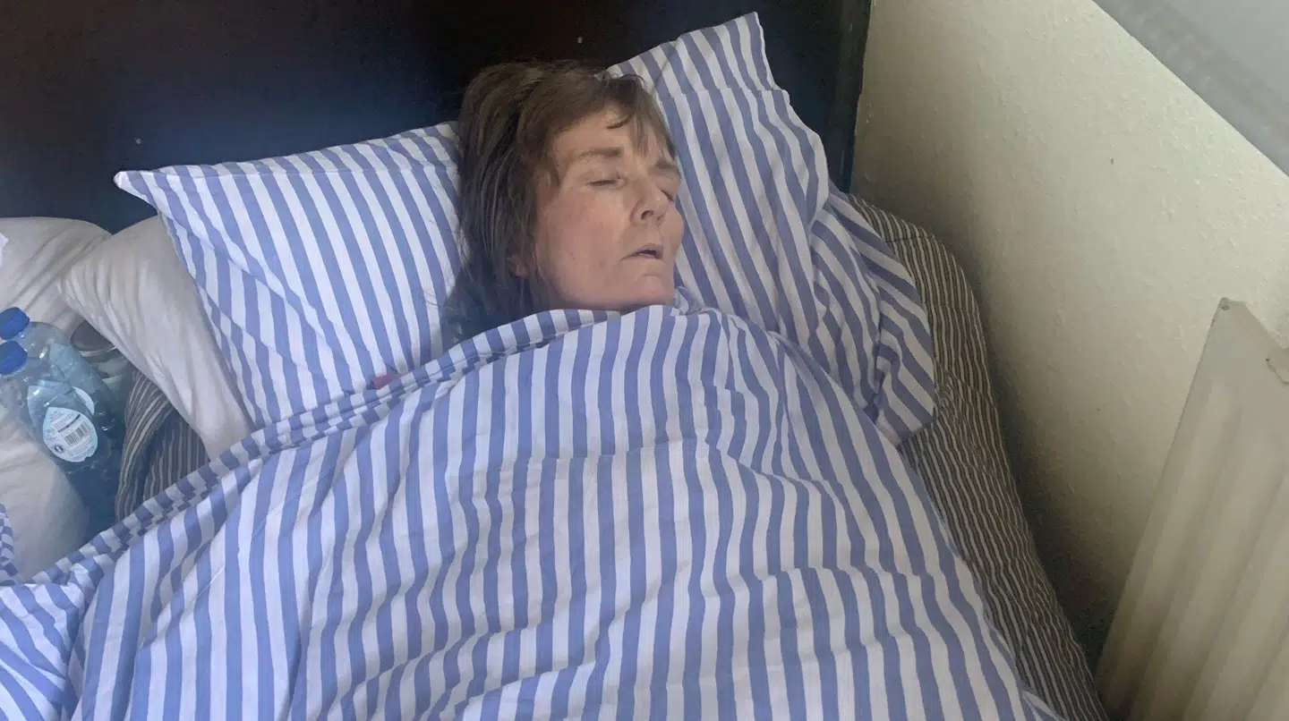 Lisa Klit bruger de fleste af dagens timer i sengen. I smerter eller i krampeanfald. Uden behandling, er det ikke et liv, der er værd at leve, forklarer hun.