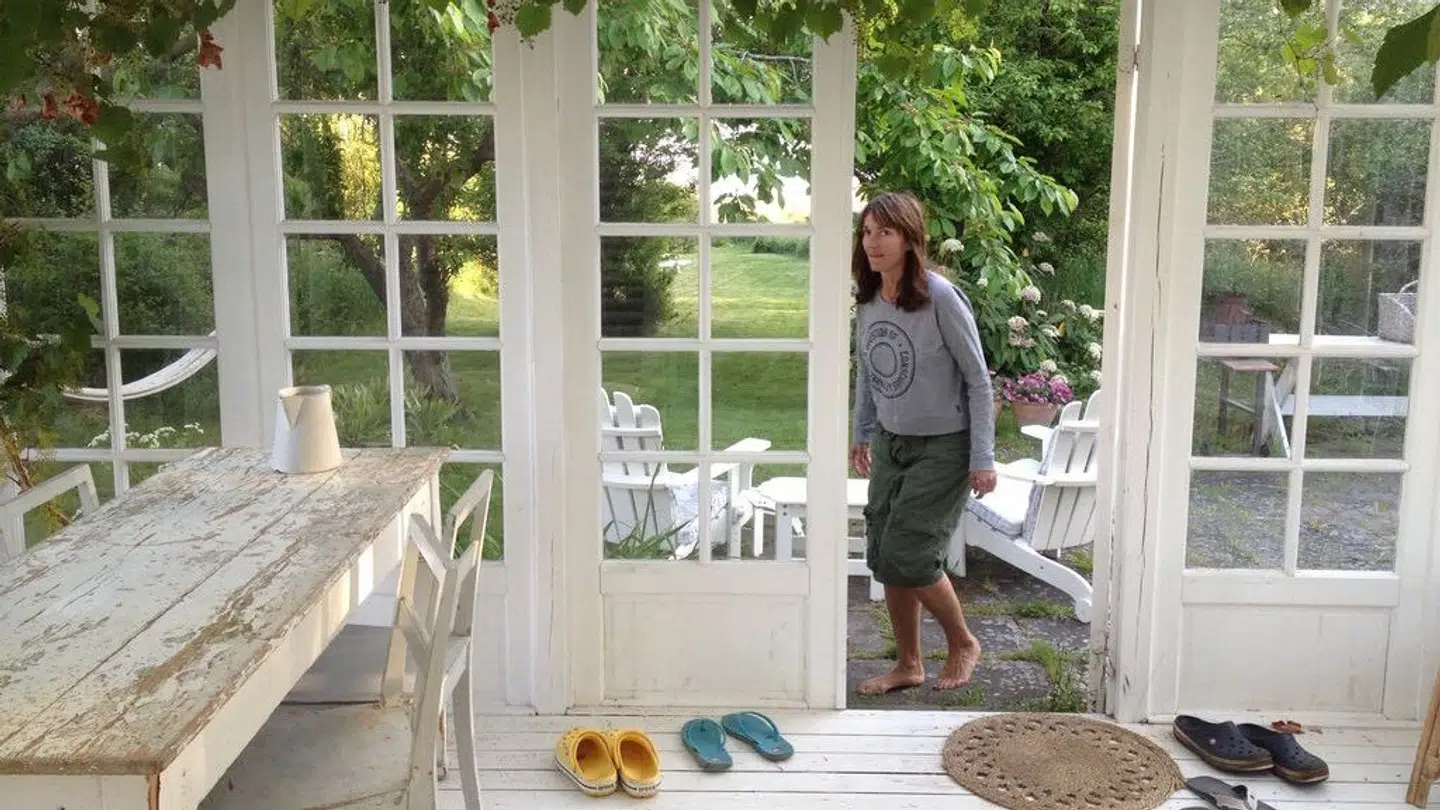 Lisa Klit har gennem årene været nødsaget til at sælge sine ejendomme for at få råd til behandlinger. Heriblandt sit elskede sommerhus nær vandet.