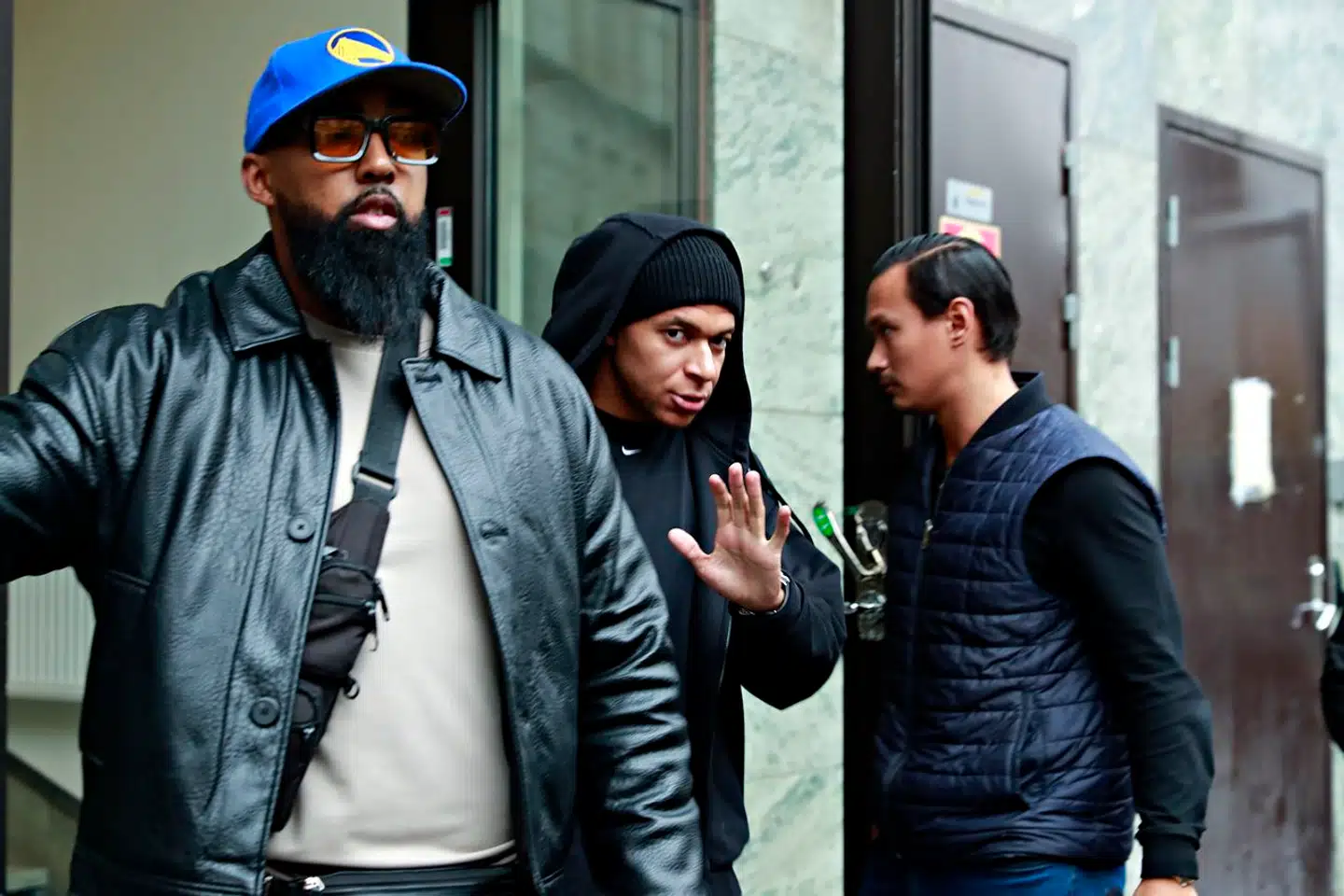 Kylian Mbappé forlader Bank Hotel i Arsenalsgatan, hvor han boede under sit ophold i Stockholm.