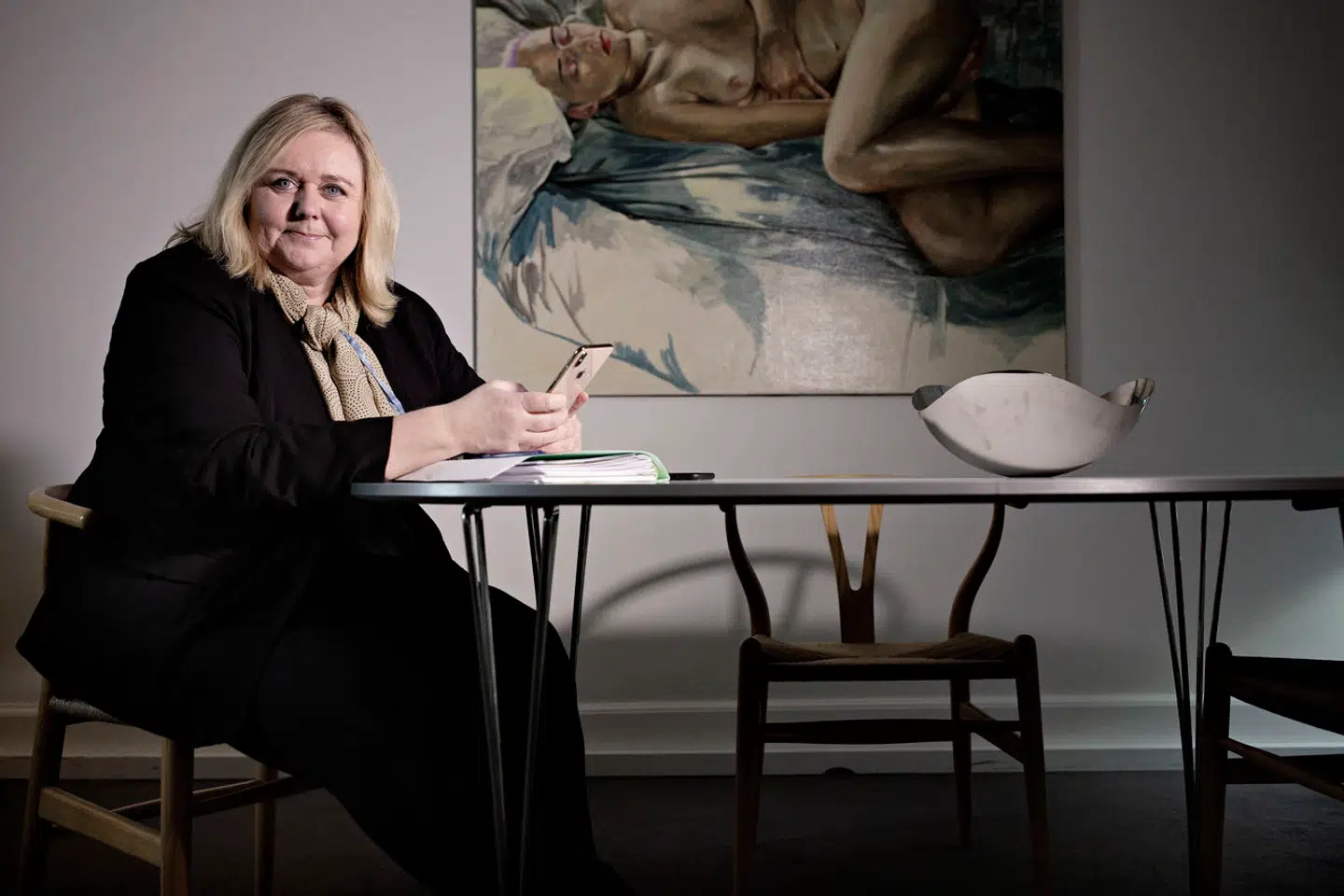 Det meget omtalte maleri hang på væggen her bag Mona Juul allerede da hun var erhvervsordfører for De Konservative.