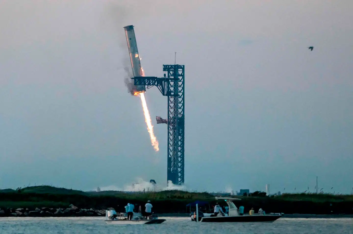 Efter at have sendt en Starship-raket til vejrs lykkedes det SpaceX at styre rakettens nederste del - løfteraketten Super Heavy - tilbage til affyringsrampen, hvor den blev grebet af metaltårnets vældige fangarme. Foto: Sergio Flores, Scanpix
