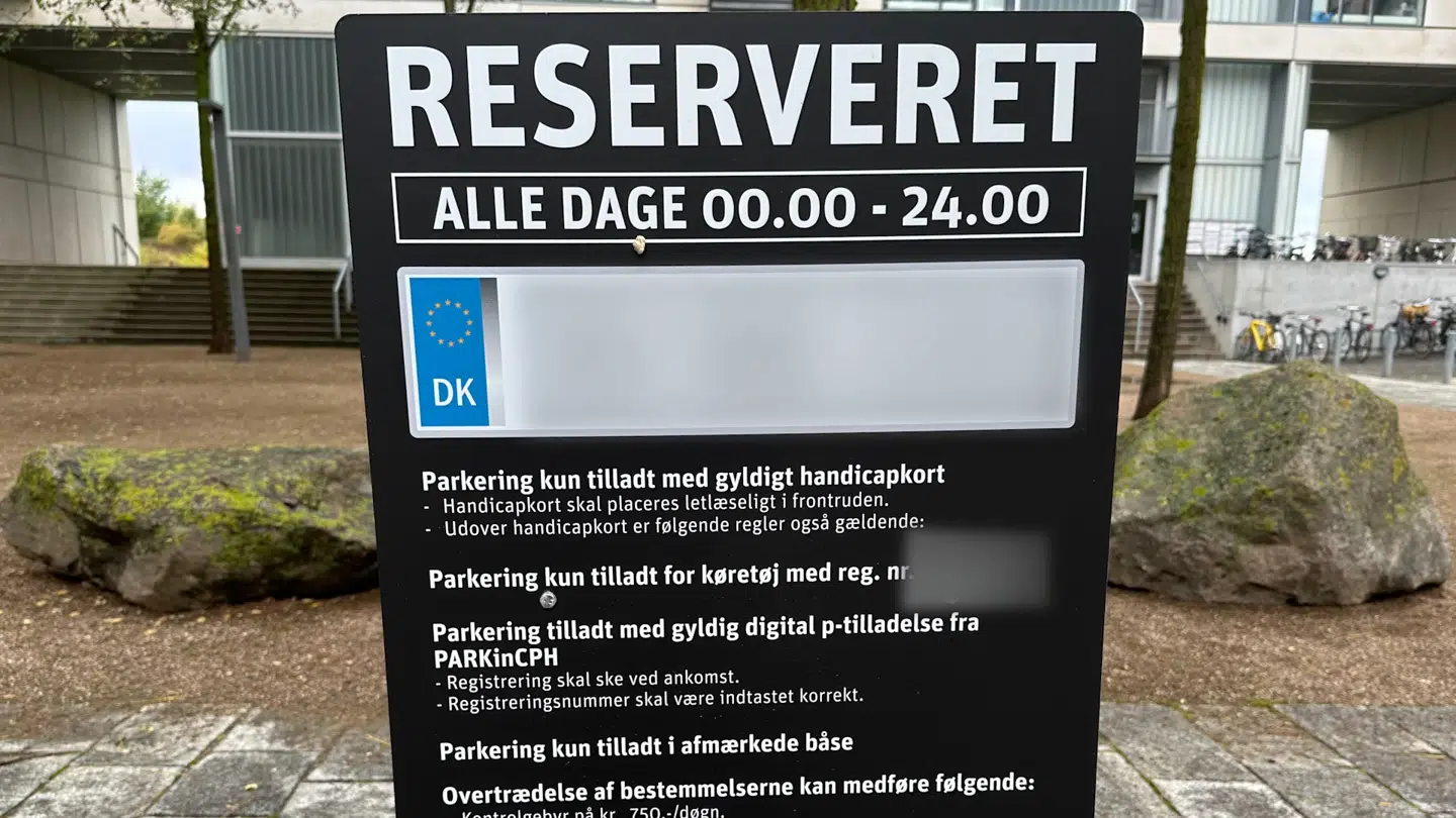 Dette skilt markerer Tony Olsens faste parkeringsplads, hvor hans bils nummerplade står klart og tydeligt.