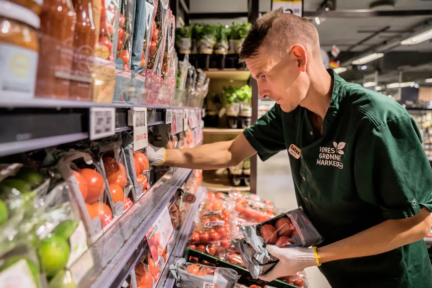 Travlhed i supermarkedet. Nye tal fra Beskæftigesesministeriet viser, at de unge får stadig bedre fat på jobmarkedet. Siden 2019 er beskæftigelsen for de unge mellem 20 og 29 år blevet øget med 44.400 personer.