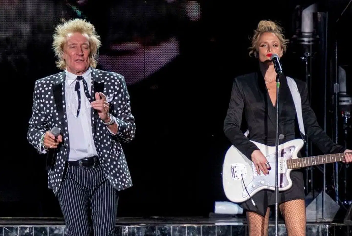 Rod Stewart fyrer den af på scenen.