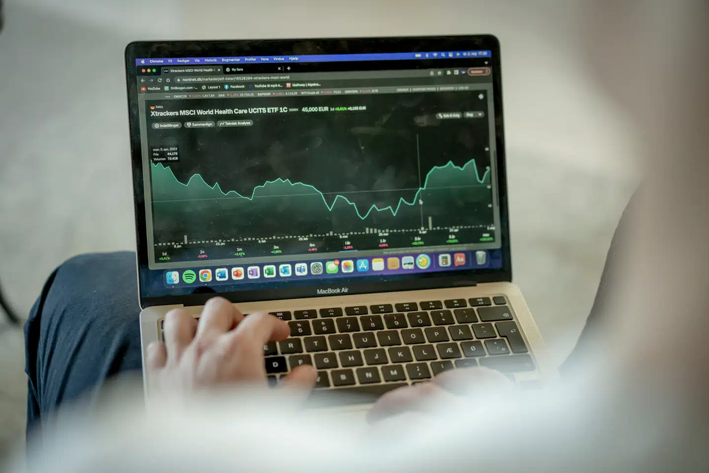 De danske privatinvestorer er optimistiske. Og det er en berettiget optimisme, forklarer markedsanalytiker. Der er dog stadig en risiko, som danskerne frygter.