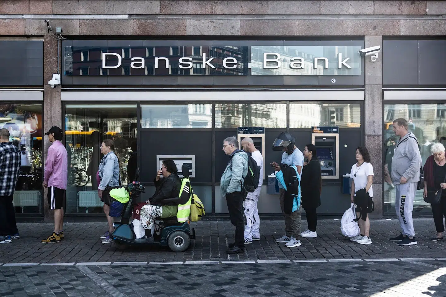 Længe og ofte har kunder stået i kø ved Danske Bank ved Nørreport Station. Det er snart slut.
