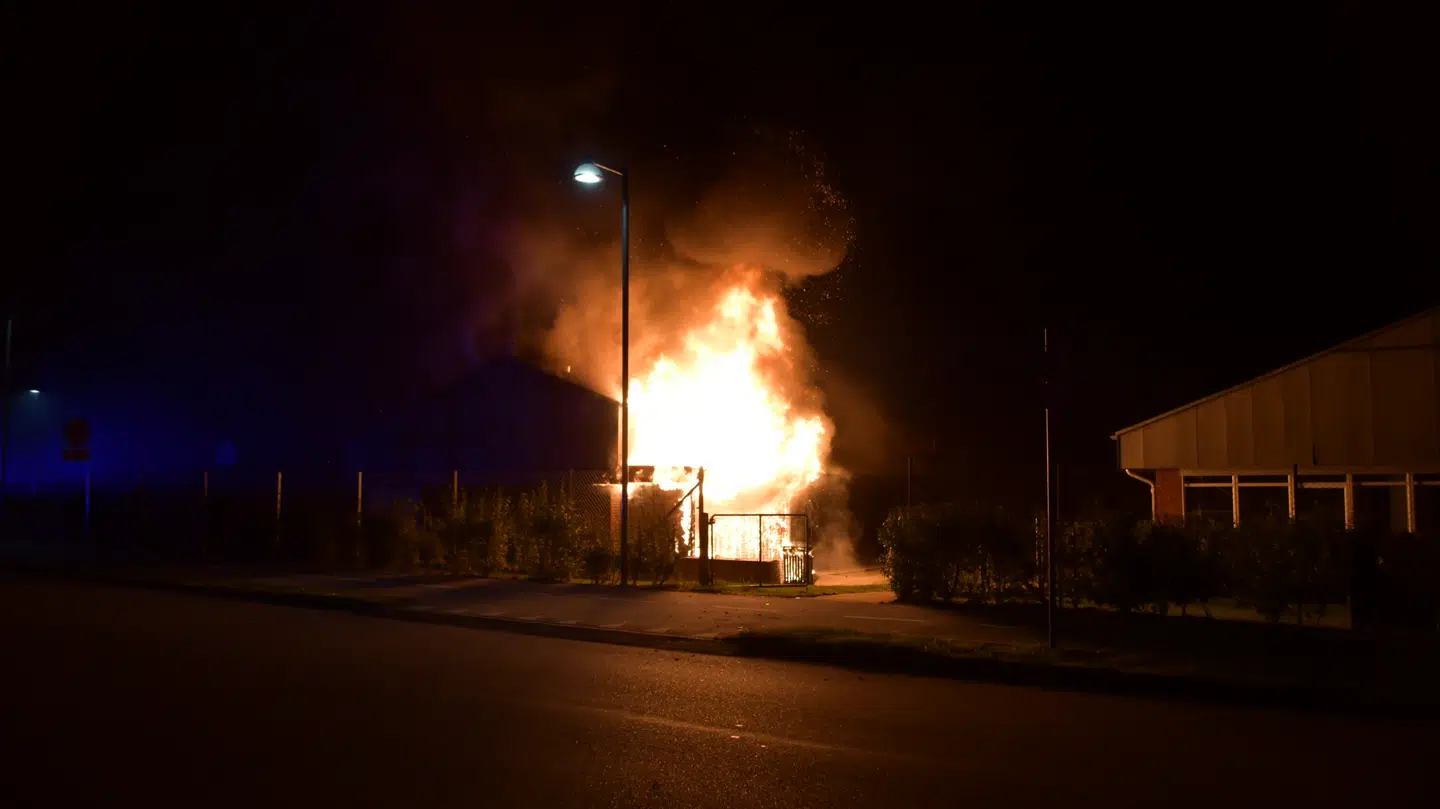 Her ses flammerne lyse Vemmelev Skole op onsdag aften.