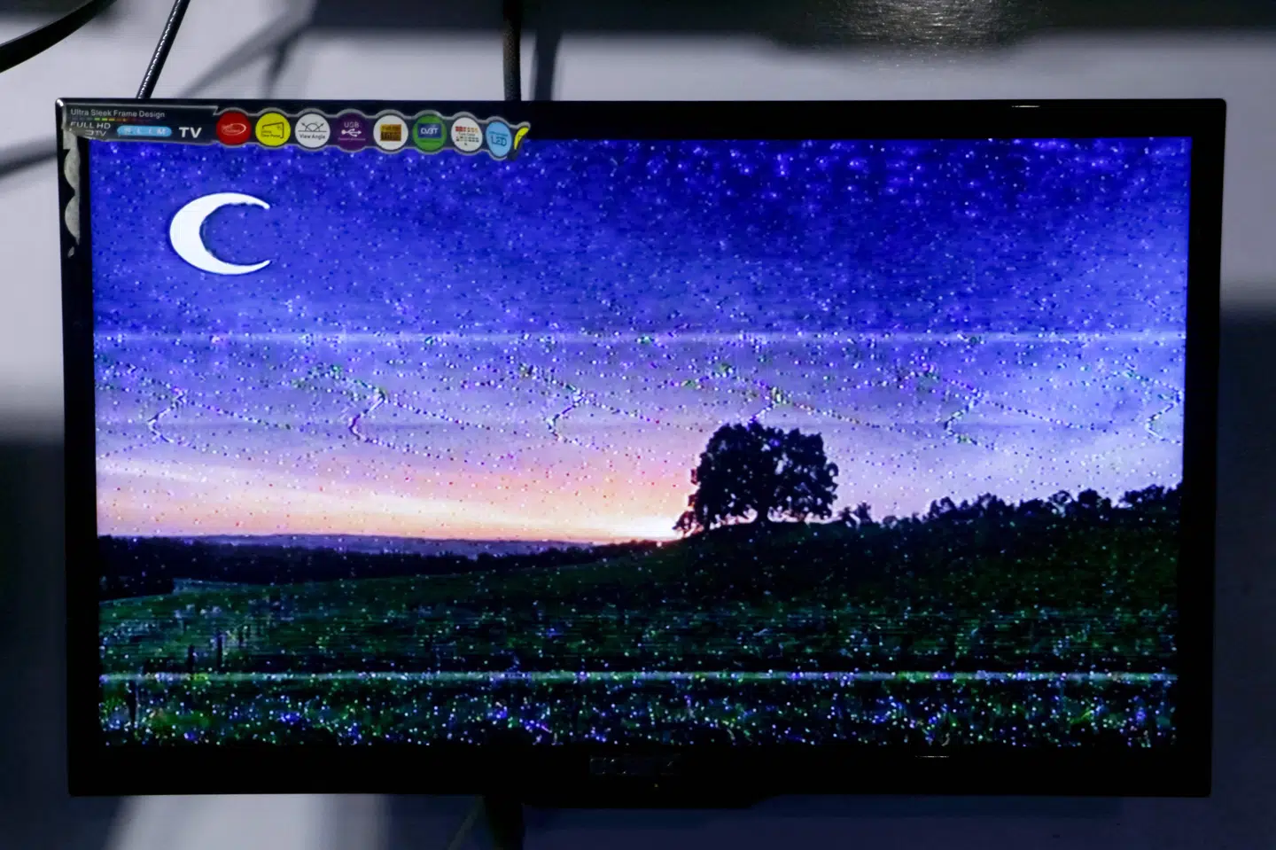 Den afghanske tv-station Mah-e-Naw i Takhar-provinsen stoppede tirsdag med at vise billeder af levende væsner.