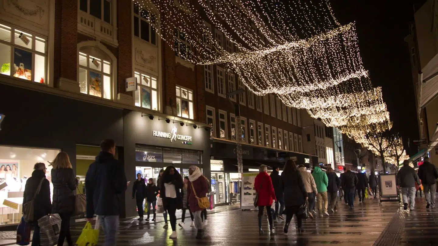 (ARKIV) Julebelysning på Strøget i Århus den 13. december 2013.