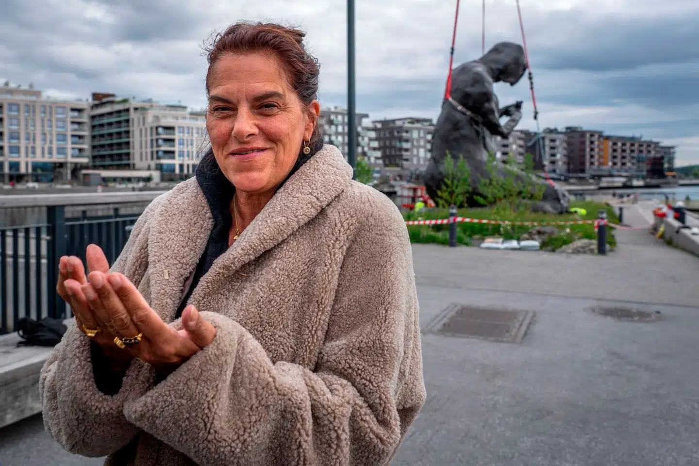 Tracey Emin foran sin skulptur »The Mother« i Oslo i 2022.