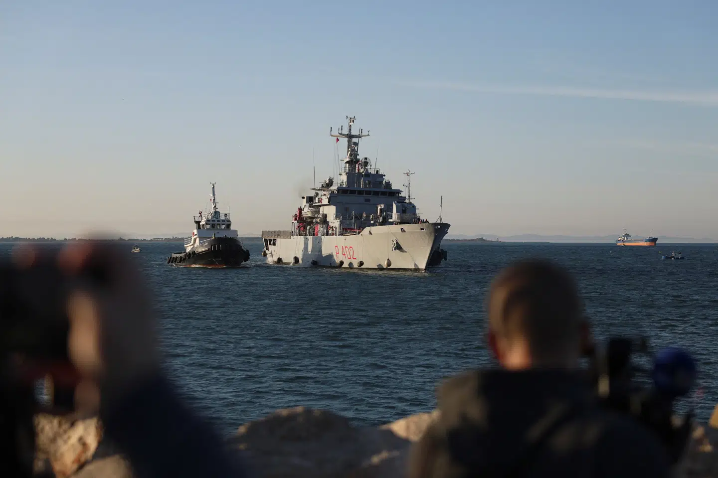 AFP-journalister ventede onsdag på, at et italiensk flådeskib med de første migranter lagde til i Albanien som en del af en ny aftale.