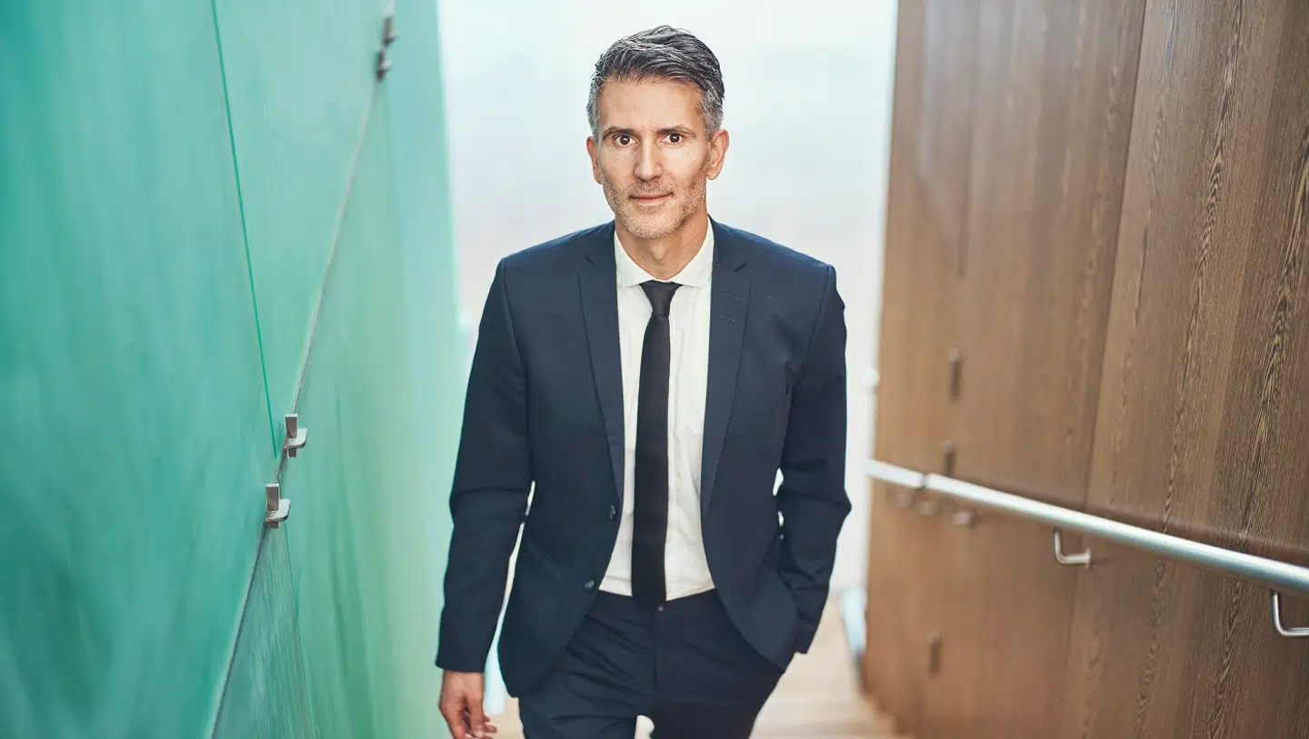 Frederik Engholm er chefstrateg hos Nykredit, hvilket han har været de sidste 8 år. Han har en fortid i den svenske bank SEB.