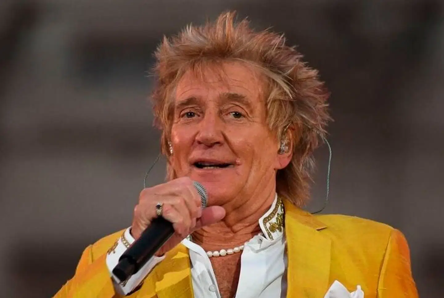 En lang karriere har gjort Rod Stewart til en rig mand. Og han mener selv, at rigdom forpligter.