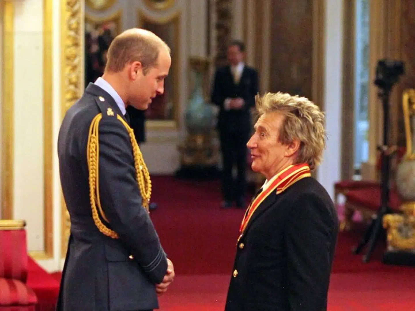 Det var prins William, som i 2016 slog Rod Stewart til ridder.