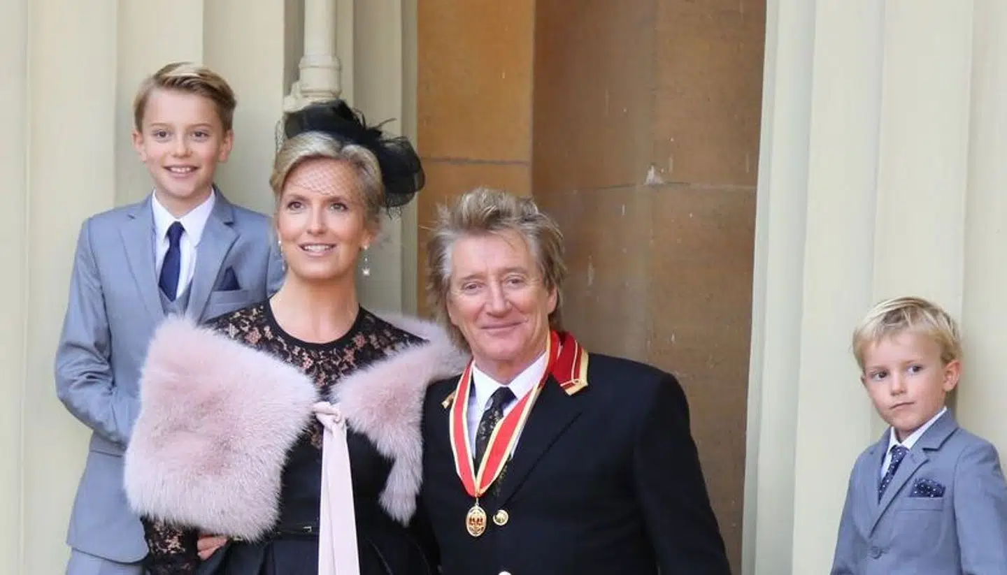 Rod Stewart med sin hustru Penny Lancaster og deres to børn efter at være blevet slået til ridder. Udover de to yngste har han yderligere seks børn.