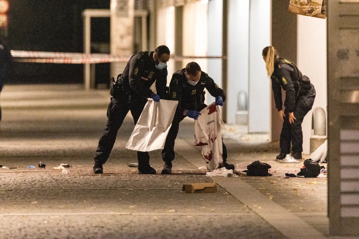 Politiet modtog mandag anmeldelsen om knivstik i Hvidovre og var efterfølgende ude for at sikre spor. Onsdag eftermiddag er to personer fængslet i sagen, hvor to brødre kom alvorligt til skade.