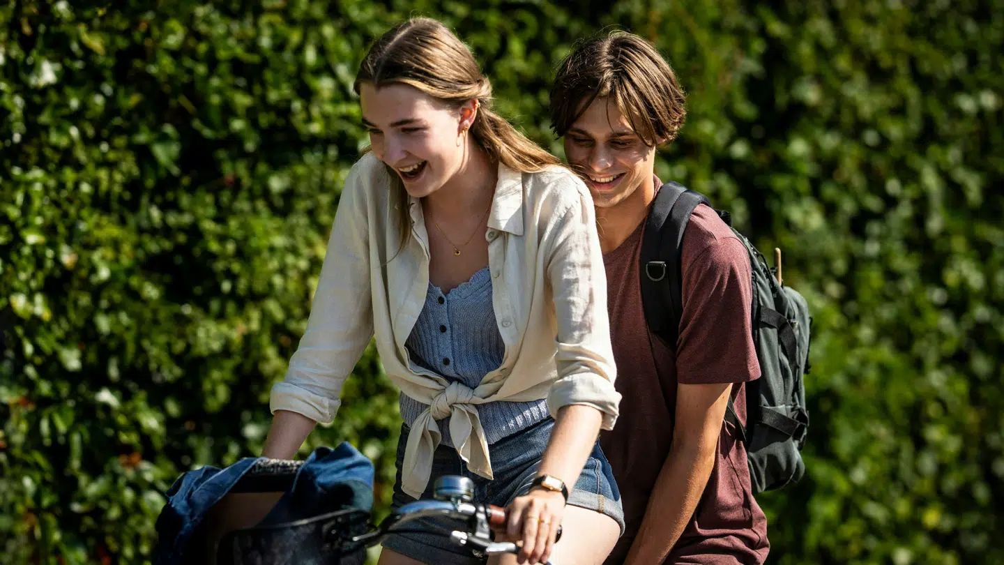 Bille Augusts datter Amaryllis August (tv.) spiller Nikolaj Lie Kaas og Paprika Steens datter i 'Familier som vores'. Hun bliver forelsket i Albert Rudbeck Lindhardts (TH.) karakter. Han medvirkede også i Thomas Vinterbergs 'Druk'.