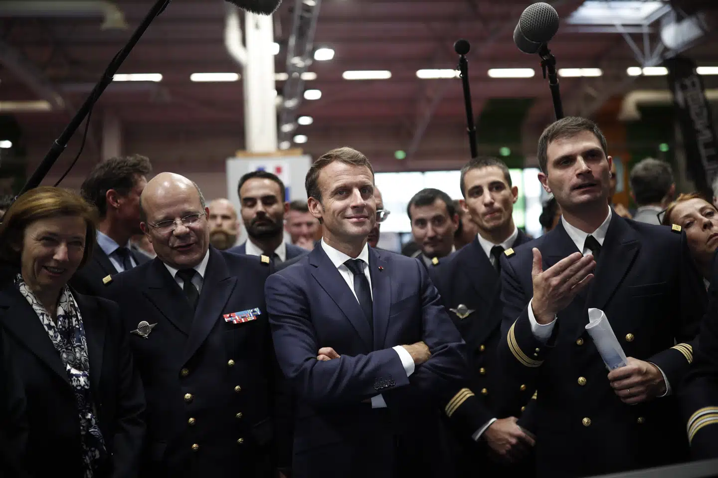 Frankrigs præsident, Emmanuel Macron, og hans regering har forbudt israelske firmaer at deltage i våbenudstillingen Euronaval. Billedet er fra Euronaval 2023, hvor franske flådeofficerer fortæller Macron (i midten red.) om produkterne hos én af udstillerne. (Arkivfoto).