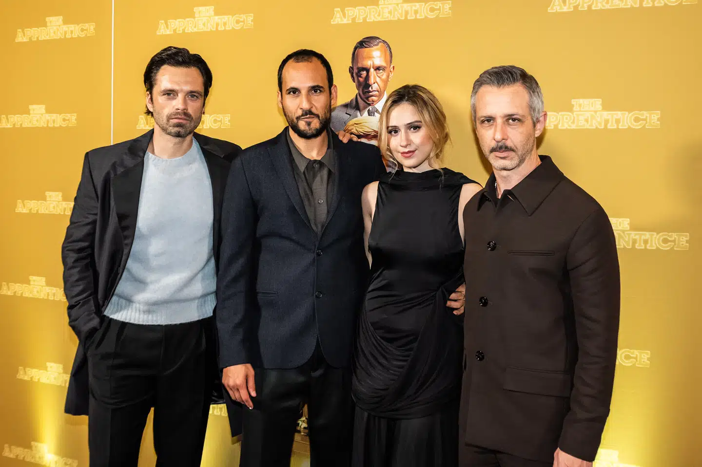 Den dansk-iranske instruktør Ali Abbasi (nummer to fra venstre) var sammen med skuespillerne Jeremy Strong, Maria Bakalova og Sebastian Stan til gallapremiere på "The Apprentice" i Imperial i København.