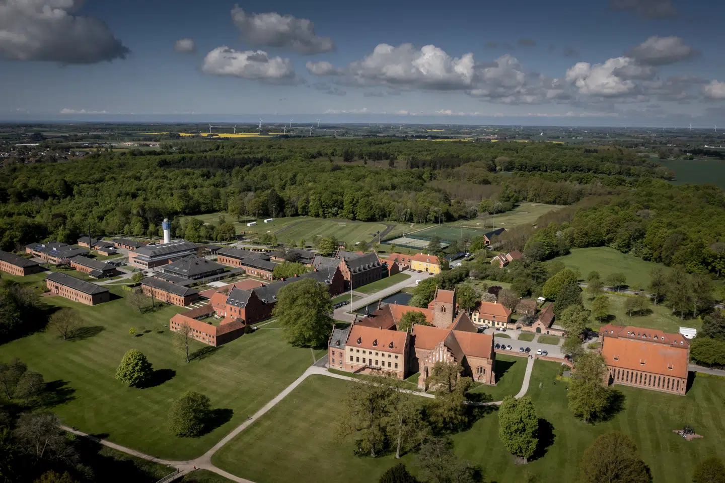 Herlufsholm Skole og Gods, som her er fotograferet fra drone i 2021, har stævnet Styrelsen for Undervisning og Kvalitet. Skolen skal tilbagebetale 27 millioner kroner, men afgørelsen om tilbagebetalingskravet er truffet uden lovhjemmel, mener skolen. Det afviser styrelsen i sit svarskrift.