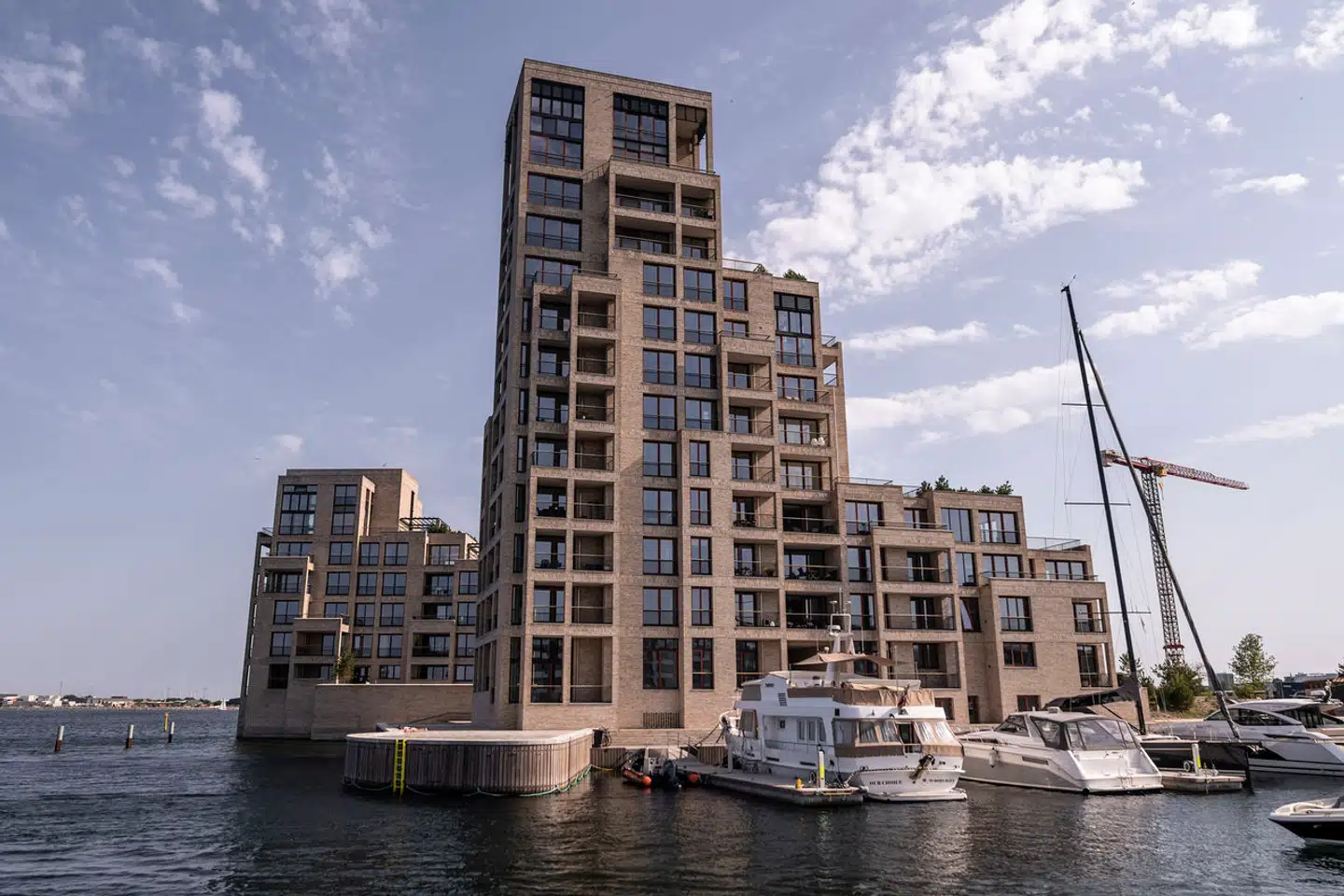 Novo Nordisk Fonden vil bygge et kæmpe nyt domicil i Tuborg Havnepark. Naboerne kæmper dog imod planerne.