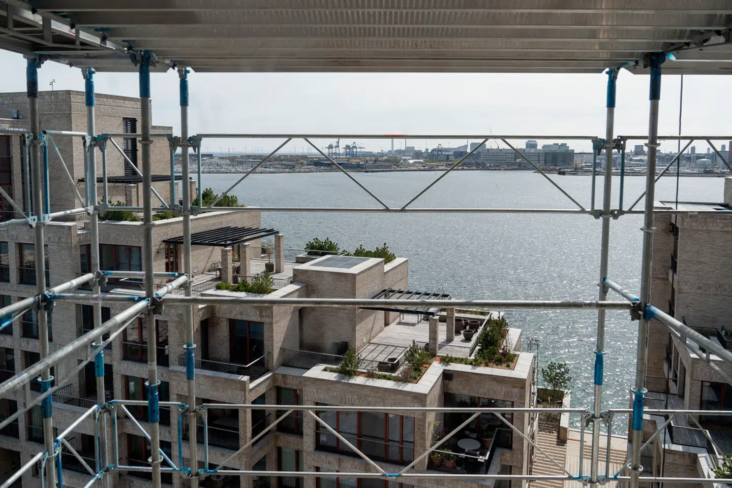 Fejl efter fejl i stort lejlighedsbyggeri i Tuborg Havn. I juni 2022 flyttede Michael ind i en bygning i Tuborg Havnepark med nogle af landets dyreste ejerlejligheder – siden har der ifølge ham været fejl efter fejl.