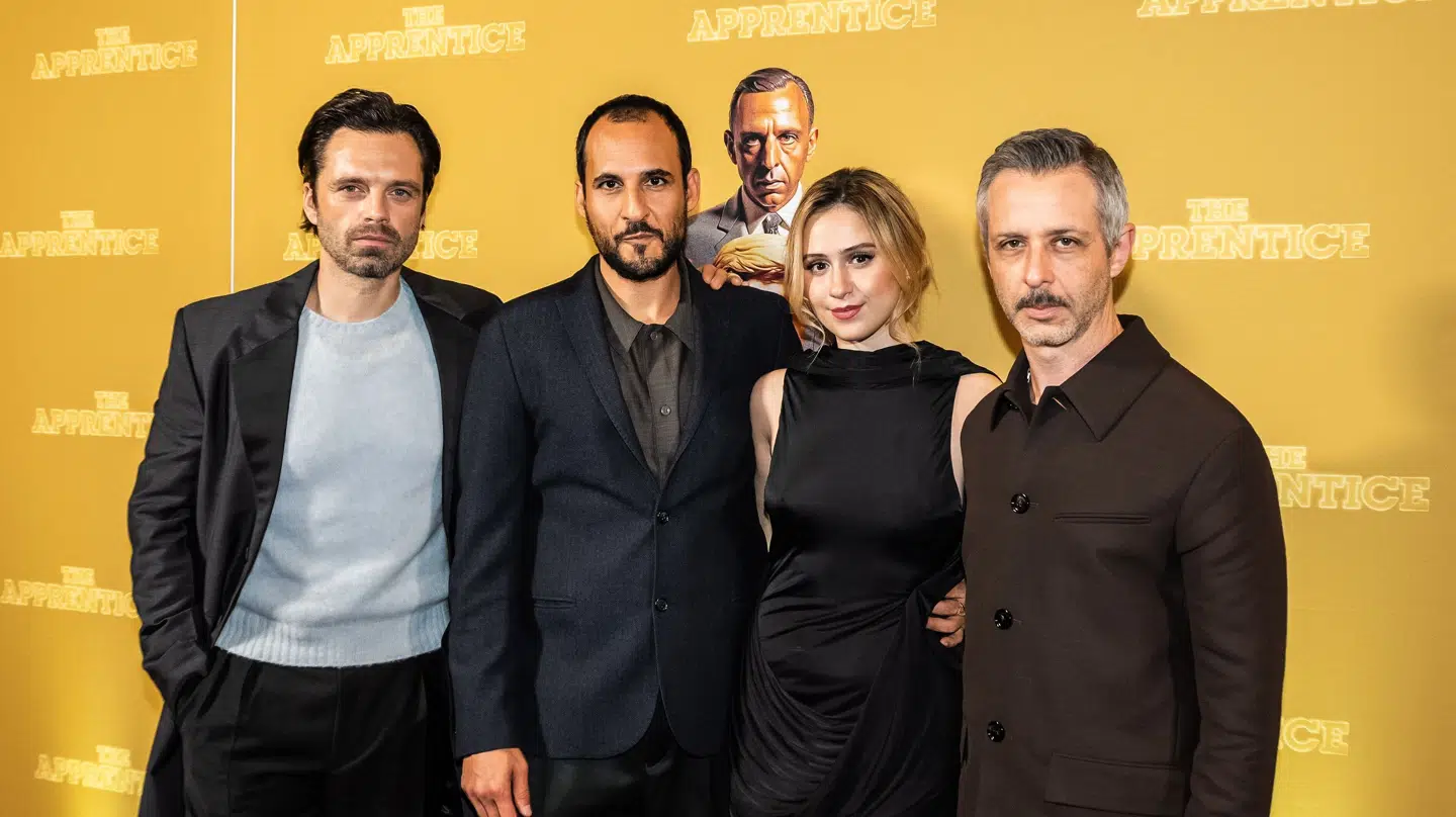 Den dansk-iranske instruktør Ali Abbasi (nummer to fra venstre) var sammen med skuespillerne Jeremy Strong, Maria Bakalova og Sebastian Stan til gallapremiere på "The Apprentice" i Imperial i København.