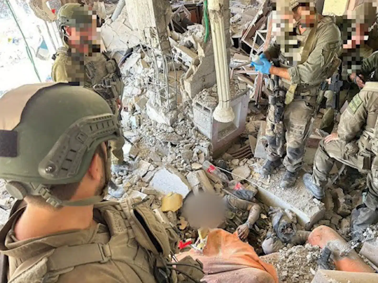 Et billede, der cirkulerer i israelske medier, viser angivenligt flere israelske soldater stående rundt om liget af Yahya Sinwar.