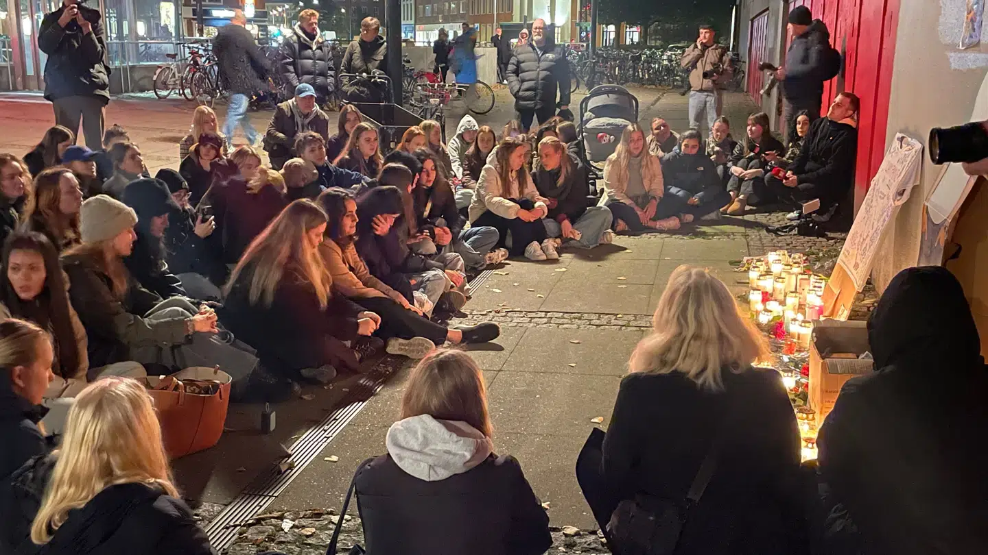 Der var omkring 75 fremmødte til mindehøjtideligheden for Liam Payne foran Forum i København torsdag aften.