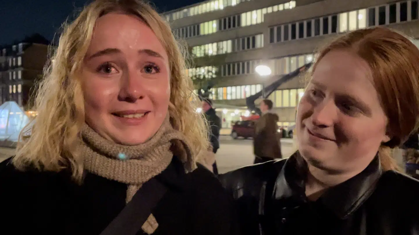 Det er blandt andet Maria Thorup og Anne-Marie Nordby, der er mødt op for at mindes Liam Payne i København.