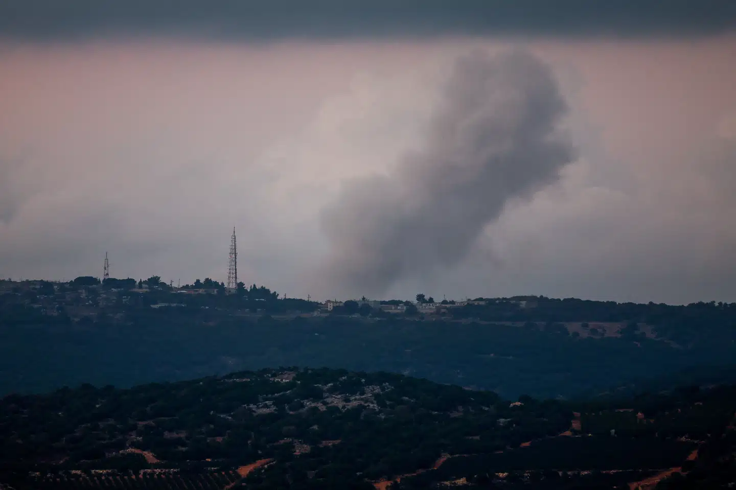Situationen i Libanon er eskaleret i de seneste uger. Israel har sendt landstyrker ind i den sydlige del af landet og angrebet mål fra luften, mens Hizbollah har affyret raketter mod Israel.