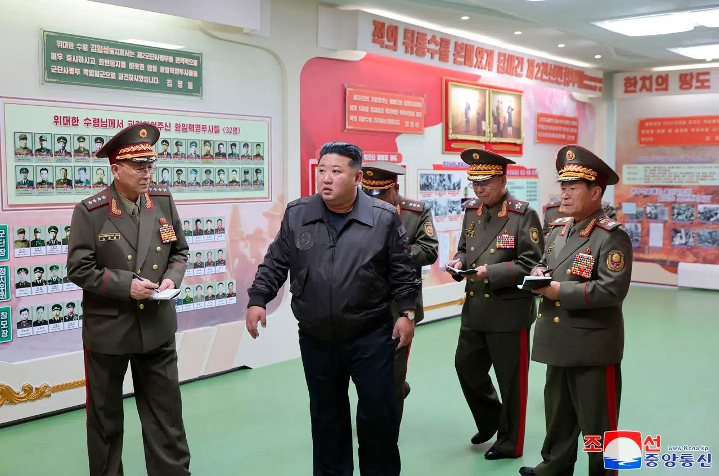 Nordkoreas leder, Kim Jong-un, inspicerer her hovedkvarteret for den nordkoreanske hærs 2. korps 17. oktober.