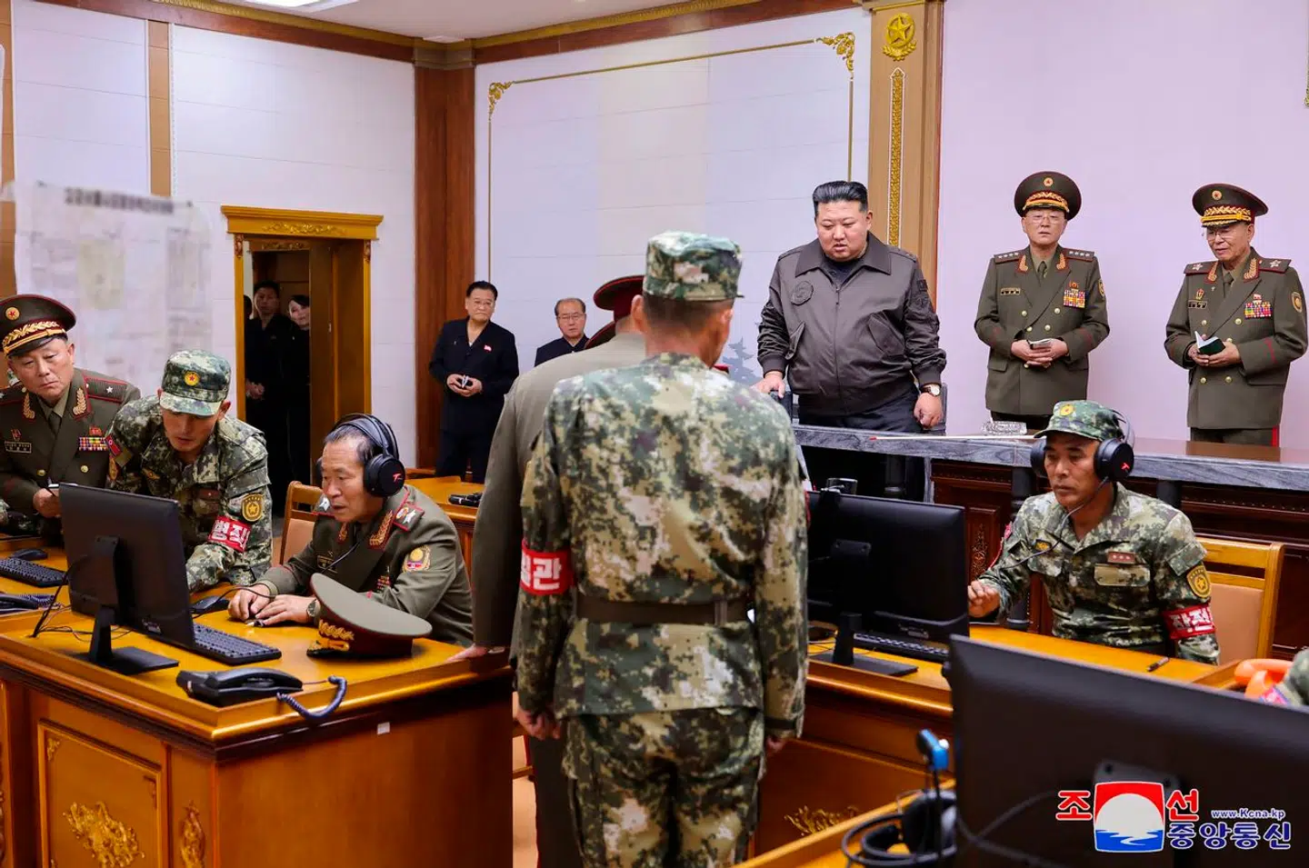 Dette billede, der er taget den 17. oktober og frigivet af statsmediet KCNA via KNS den 18. oktober, viser Nordkoreas leder, Kim Jong-un, besøge kommandoen for 2. korps i den koreanske hær på et ikke nærmere angivet sted i Nordkorea.