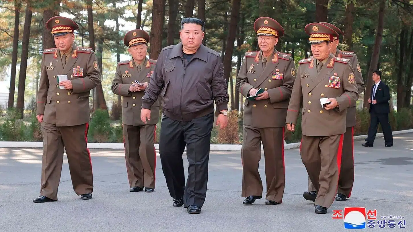Dette billede, der er taget den 17. oktober og frigivet af statsmediet KCNA via KNS den 18. oktober, viser Nordkoreas leder, Kim Jong-un, besøge kommandoen for 2. korps i den koreanske hær på et ikke nærmere angivet sted i Nordkorea.