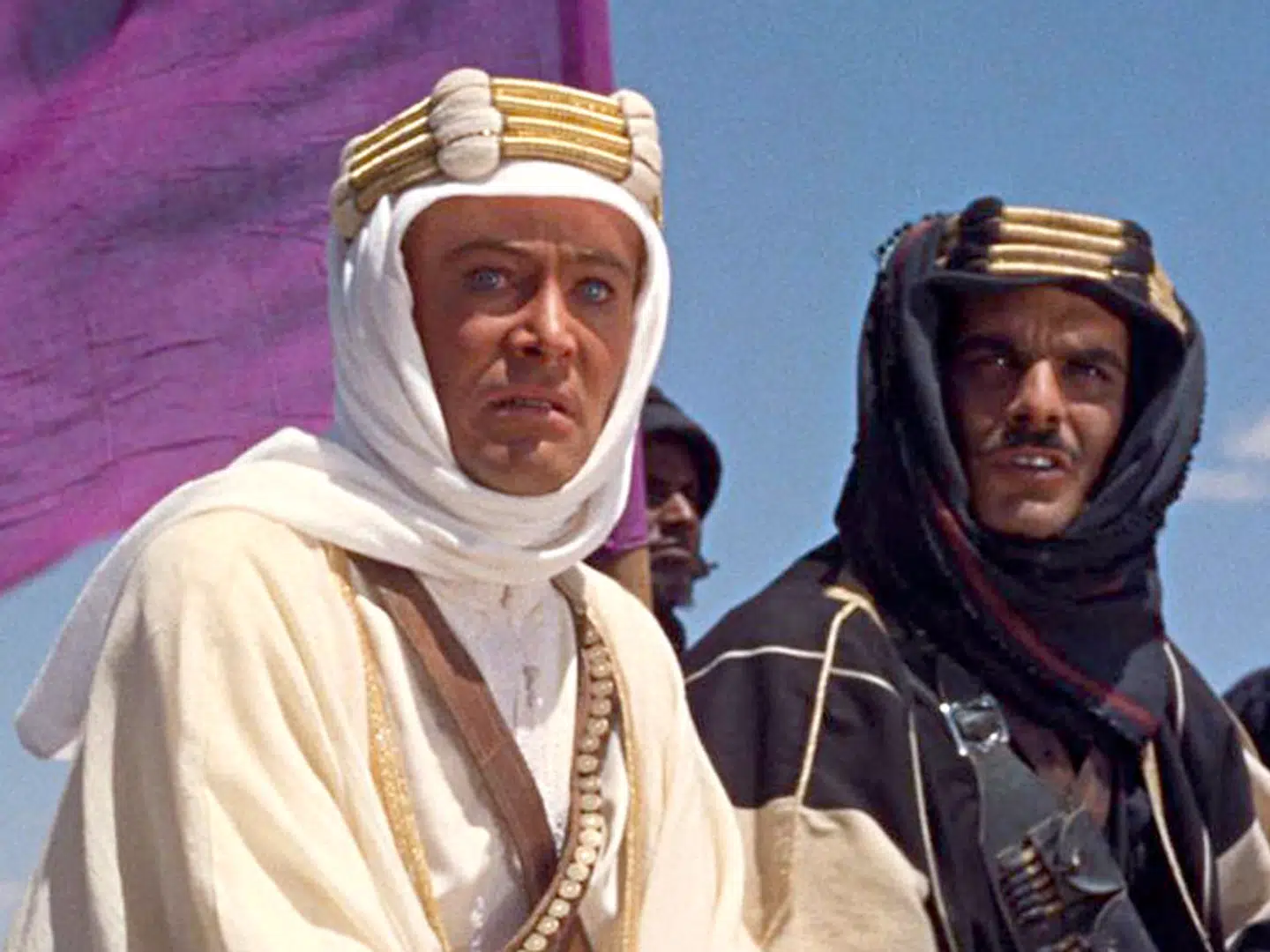 »Filmen handler om den eventyrlige og uudgrundelige britiske officer, arkæolog og forfatter T.E. Lawrence. Under Første Verdenskrig spillede han en afgørende rolle i den britiskstøttede arabiske opstand mod tyrkerne, som dengang sad tungt på magten i store dele af Mellemøsten,« skriver Christian Egander Skov om filmen »Lawrence of Arabia« af David Lean.