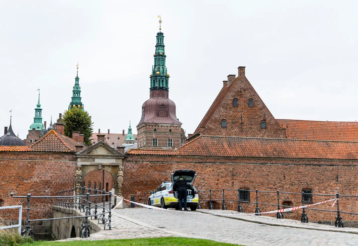 Politiet undersøger et mistænkeligt forhold ved Frederiksborg slotssø.