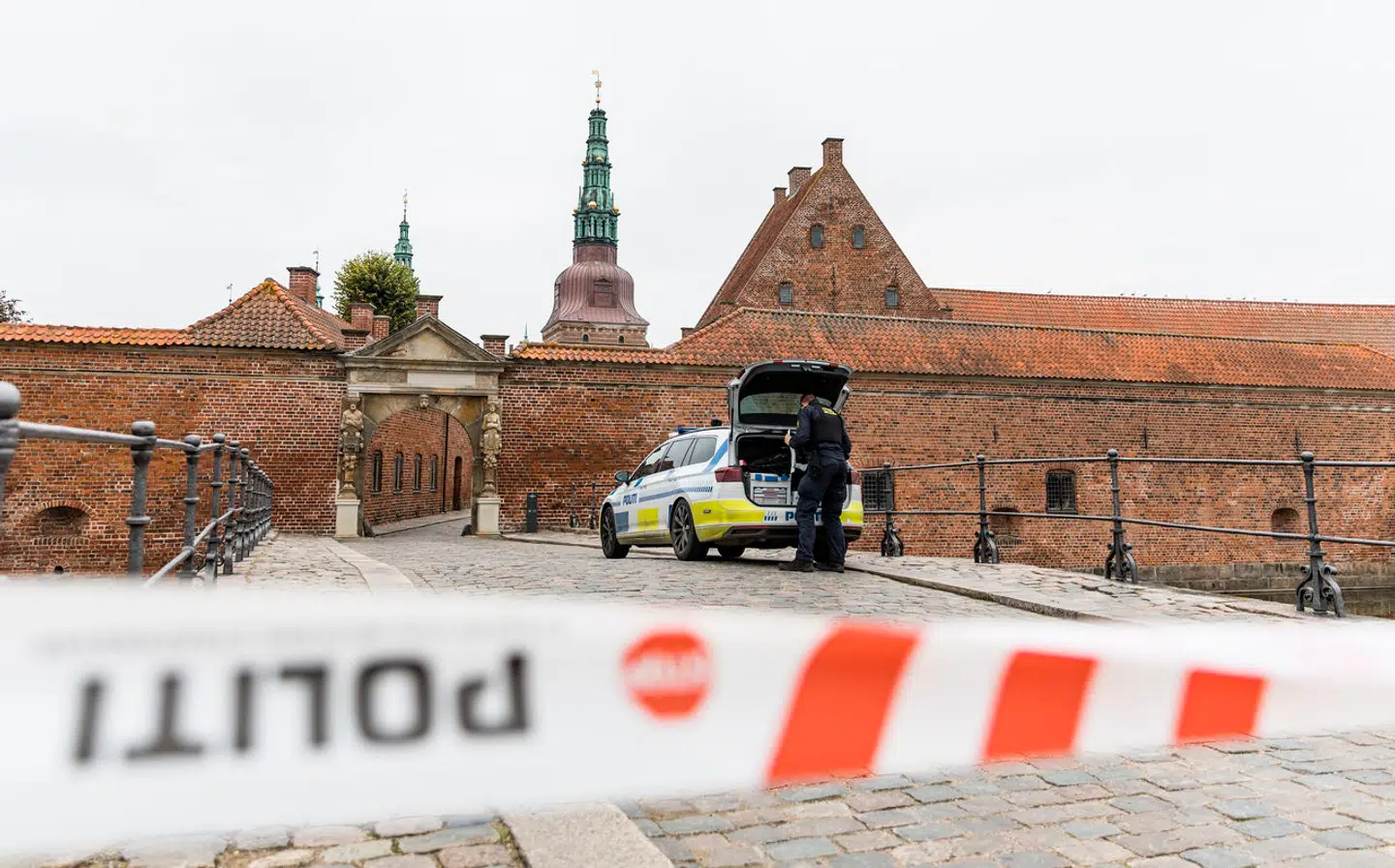 Her ses politiet på stedet.