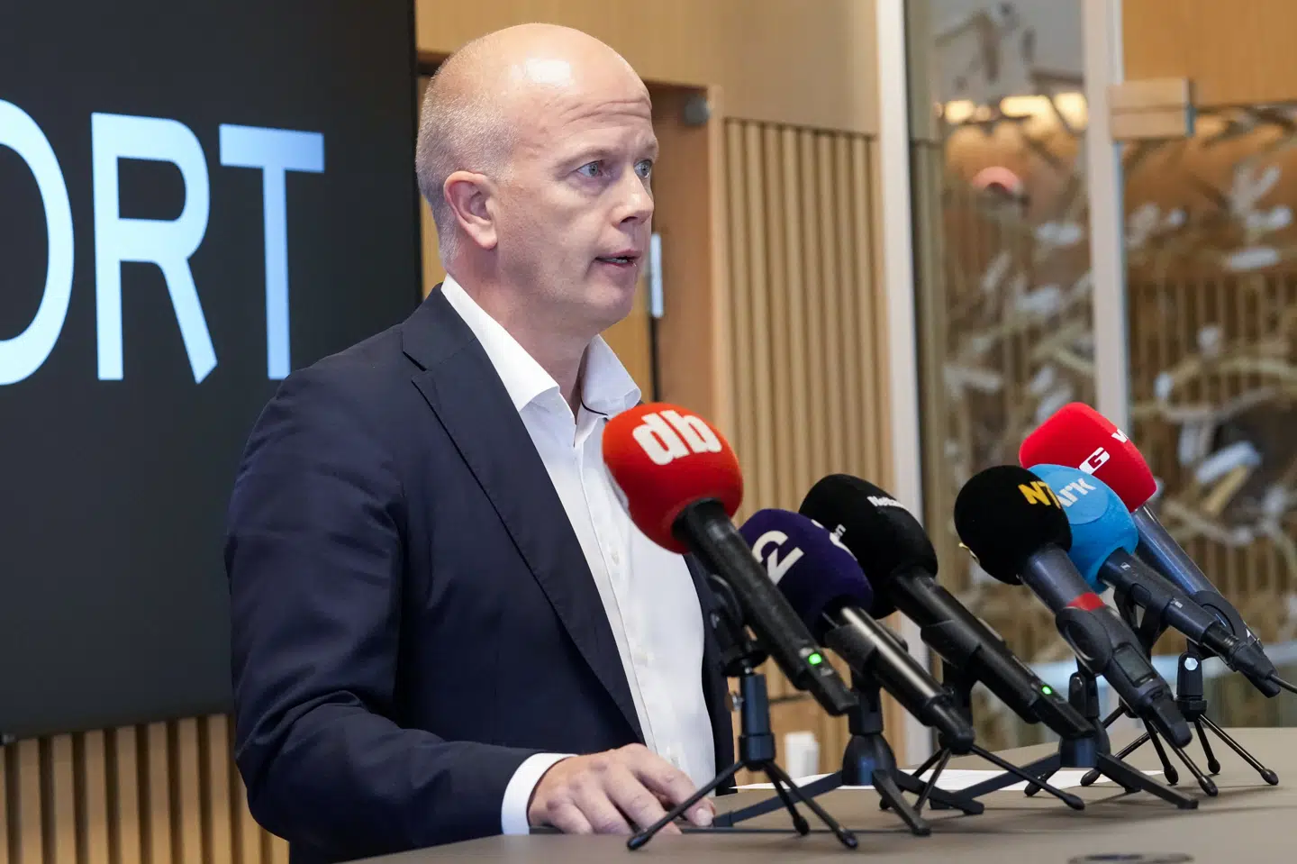 Tom Hagens advokat, Svein Holden, siger, at Hagen for nuværende ikke har en mulig erstatningssag i tankerne, efter at drabssigtelsen mod ham er droppet.