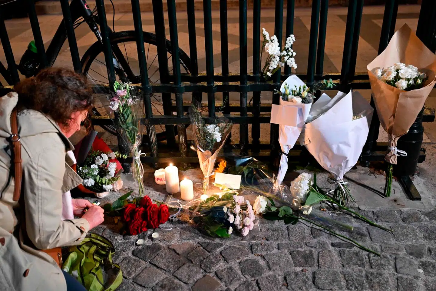 En kvinde tænder lys i mindelunden for Paul Varry under onsdagens protest mod drabet på den unge cyklist. Bilisten, der – efter alt at dømme – forsætligt kørte ham ihjel, er nu sigtet for manddrab.