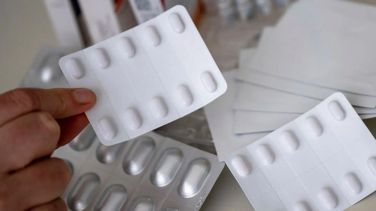 De ser ufarlige ud, men der det langt fra. Her er det oxycodone, fentanyl og tilidine, der bliver vist frem af en apoteker.